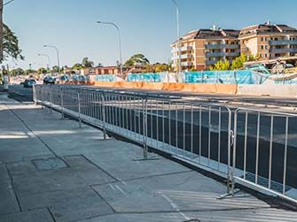 Crowd control barrier