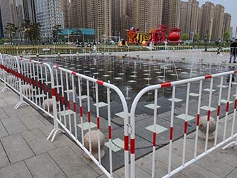 Crowd control barrier